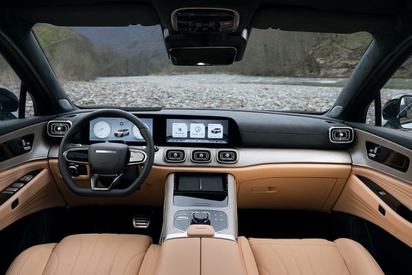 Классическая внешность, интеллектуальная подвеска и кресла с массажем: тест-драйв Jaecoo J8