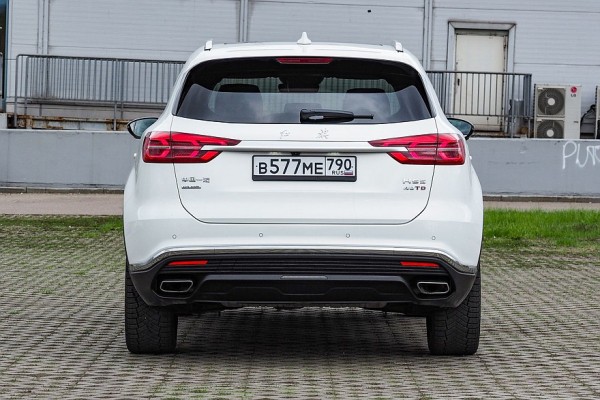 Пассажирский простор и премиальные нестыковки: тест-драйв Hongqi HS5 Пассажирский простор и премиальные нестыковки: тест-драйв Hongqi HS5