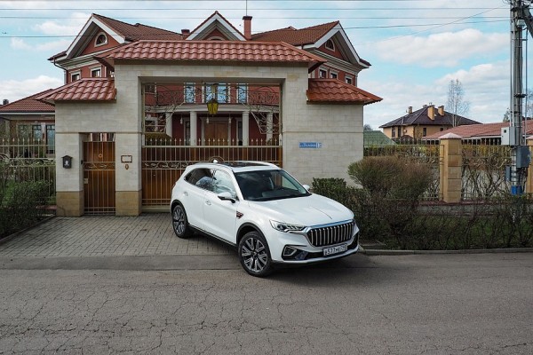 Пассажирский простор и премиальные нестыковки: тест-драйв Hongqi HS5 Пассажирский простор и премиальные нестыковки: тест-драйв Hongqi HS5