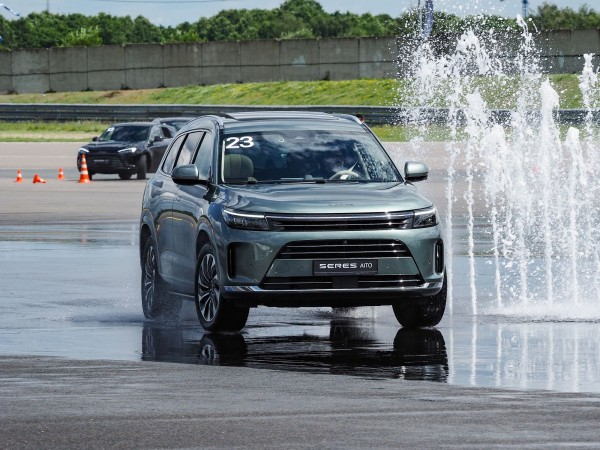 Танцы на воде: Академия интеллектуального вождения Seres на автополигоне ФСО Танцы на воде: Академия интеллектуального вождения Seres на автополигоне ФСО