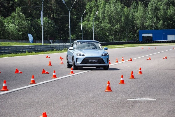 Танцы на воде: Академия интеллектуального вождения Seres на автополигоне ФСО Танцы на воде: Академия интеллектуального вождения Seres на автополигоне ФСО