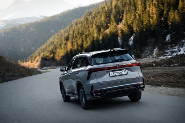 Два литра, 8 ступеней и противоречивая подвеска: тест-драйв нового Changan CS75 Plus Два литра, 8 ступеней и противоречивая подвеска: тест-драйв нового Changan CS75 Plus