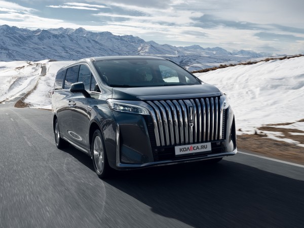 Звездное небо, прозрачное шасси и два варианта колесной базы: тест-драйв Wey 80